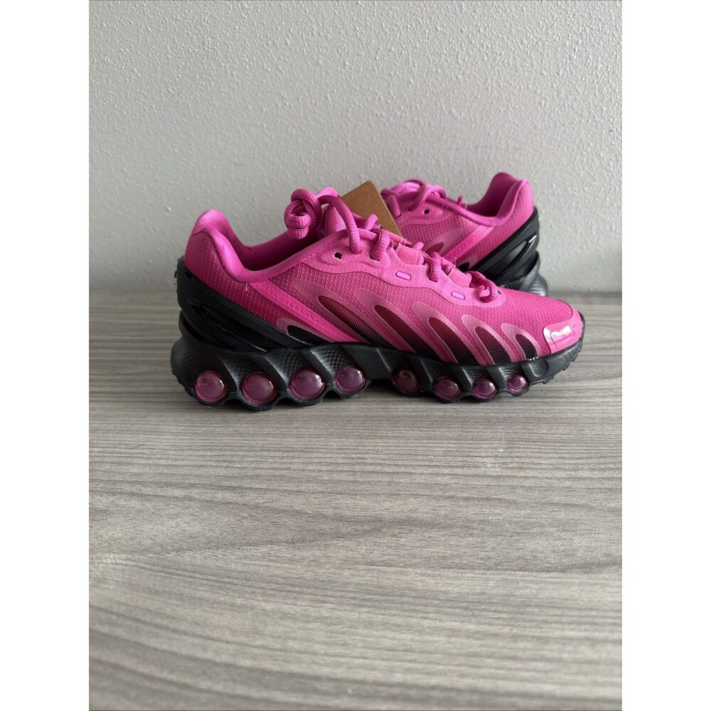 Nike Pink and Black Athletic Shoes - Picture 11 of 12